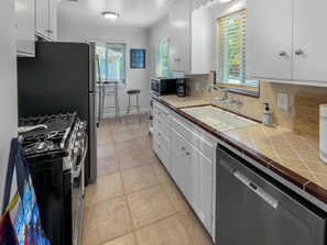 Microwave, oven, stovetop, dishwasher - Cozy, Safe, Private in a Prime East Sac Location. Just steps to Trader Joe's. (Sacramento)