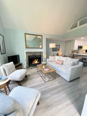 Smart TV, fireplace - The Sapphire Retreat (Sapphire)