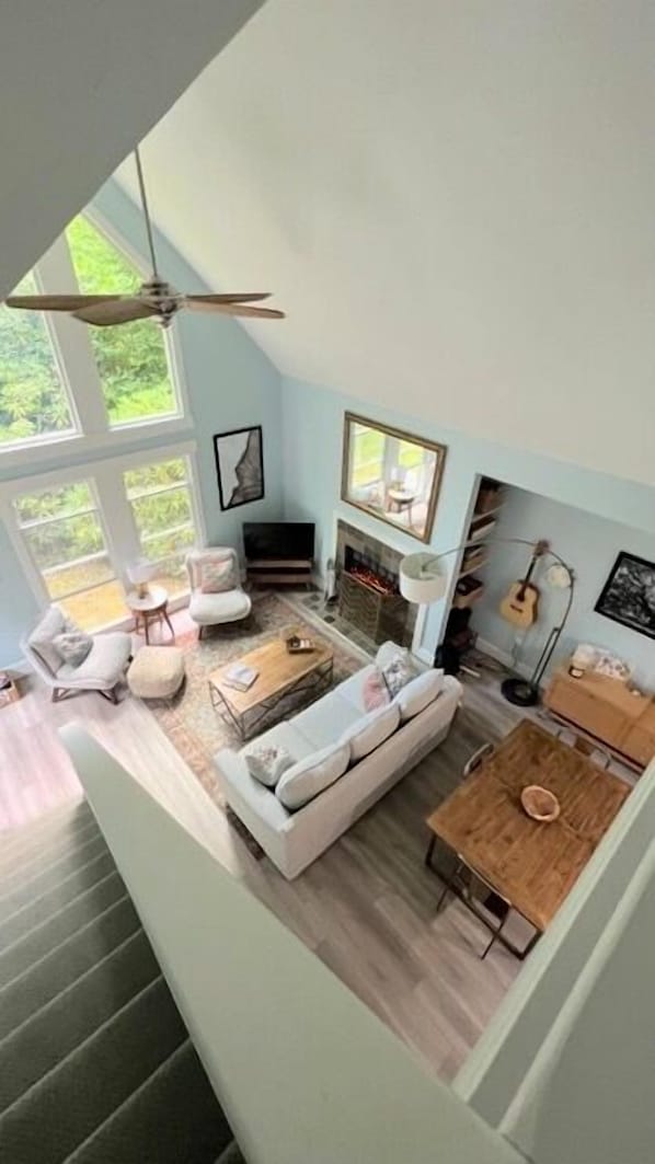 Smart TV y chimenea 