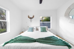 Deluxe Apartment | Premium bedding, memory foam beds, in-room safe, individually decorated - The Blue Parrot (Fort Lauderdale)