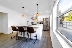 Apartamento superior | Cozinha privada | Geladeira grande, micro-ondas, fogão, cooktop
