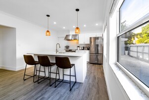 Full-sized fridge, microwave, oven, stovetop