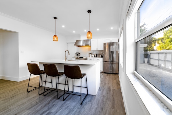 Superior Apartment | Private kitchen | Full-size fridge, microwave, oven, stovetop - The Blue Parrot (Fort Lauderdale)