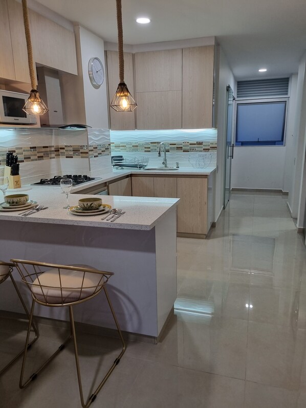 Réfrigérateur, micro-ondes, four, plaque de cuisson