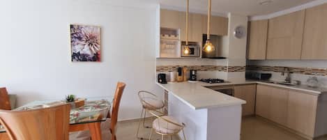 Réfrigérateur, four à micro-ondes, un four, surface de cuisson