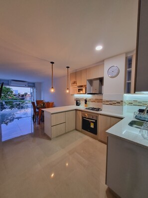 Réfrigérateur, micro-ondes, four, plaque de cuisson