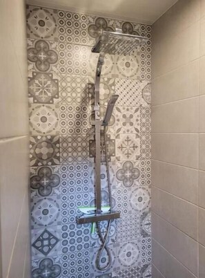 Douche, séchoir à cheveux, serviettes fournies, papier de toilette