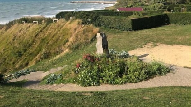 A coastal landscape with a grassy area, a path, and a view of the sea. - Maison Individuelle en Bord de mer (Saint-Martin-en-Campagne)