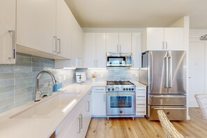 Refrigerador, microondas, horno y parrilla de estufa