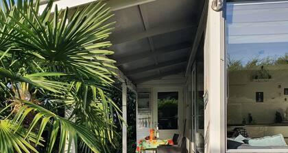 2-bedroom palm tree house in fantastic Lemmer with WiFi