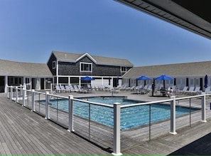 Alberca al aire libre y alberca climatizada