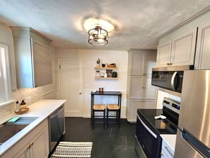 ثلاجة، ميكروويف، فرن، موقد طهي مسطح