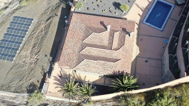 A rooftop with solar panels, a swimming pool, and a geometric tile pattern. - Villa in the mountain with views and pool (Adeje)