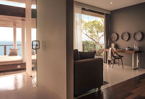 Villa panorámica, piscina privada, vistas al mar (Hanging Pool Villa 136 sqm) | Zona de estar | Smart TV de 42 pulgadas con canales digitales, una televisión