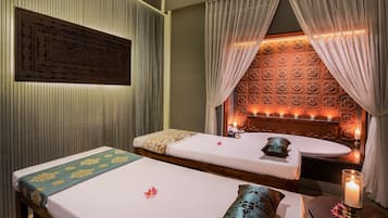 Salas de tratamiento para parejas, un sauna, una bañera de hidromasaje