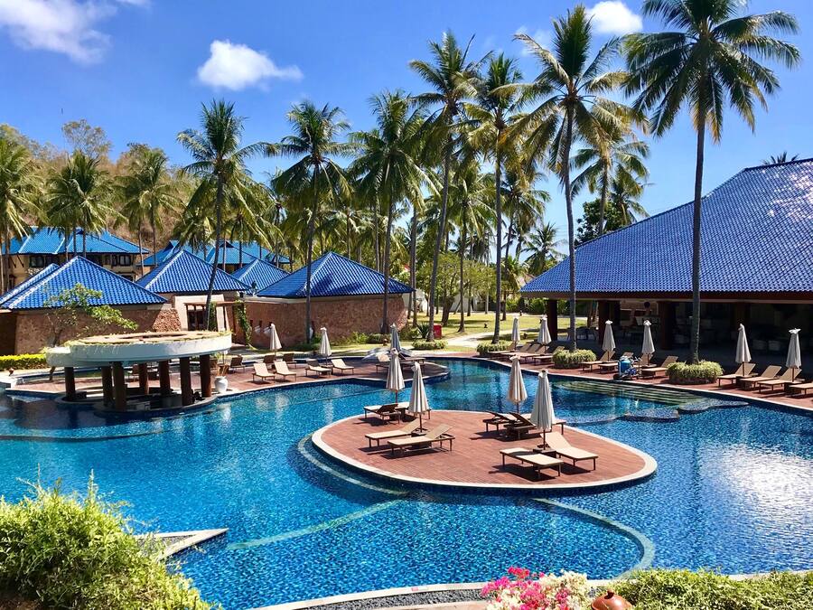 Kolam renang terbuka, dibuka dari pukul 7:00 hingga 22:00, payung kolam