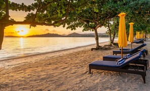 Bãi biển riêng, cát trắng, ghế dài tắm nắng, dù trên bãi biển 