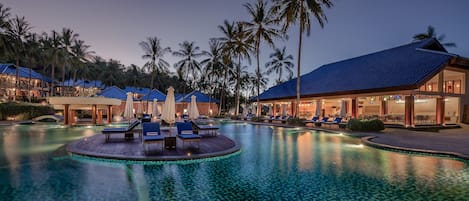 Piscine extérieure, parasols de plage, chaises longues