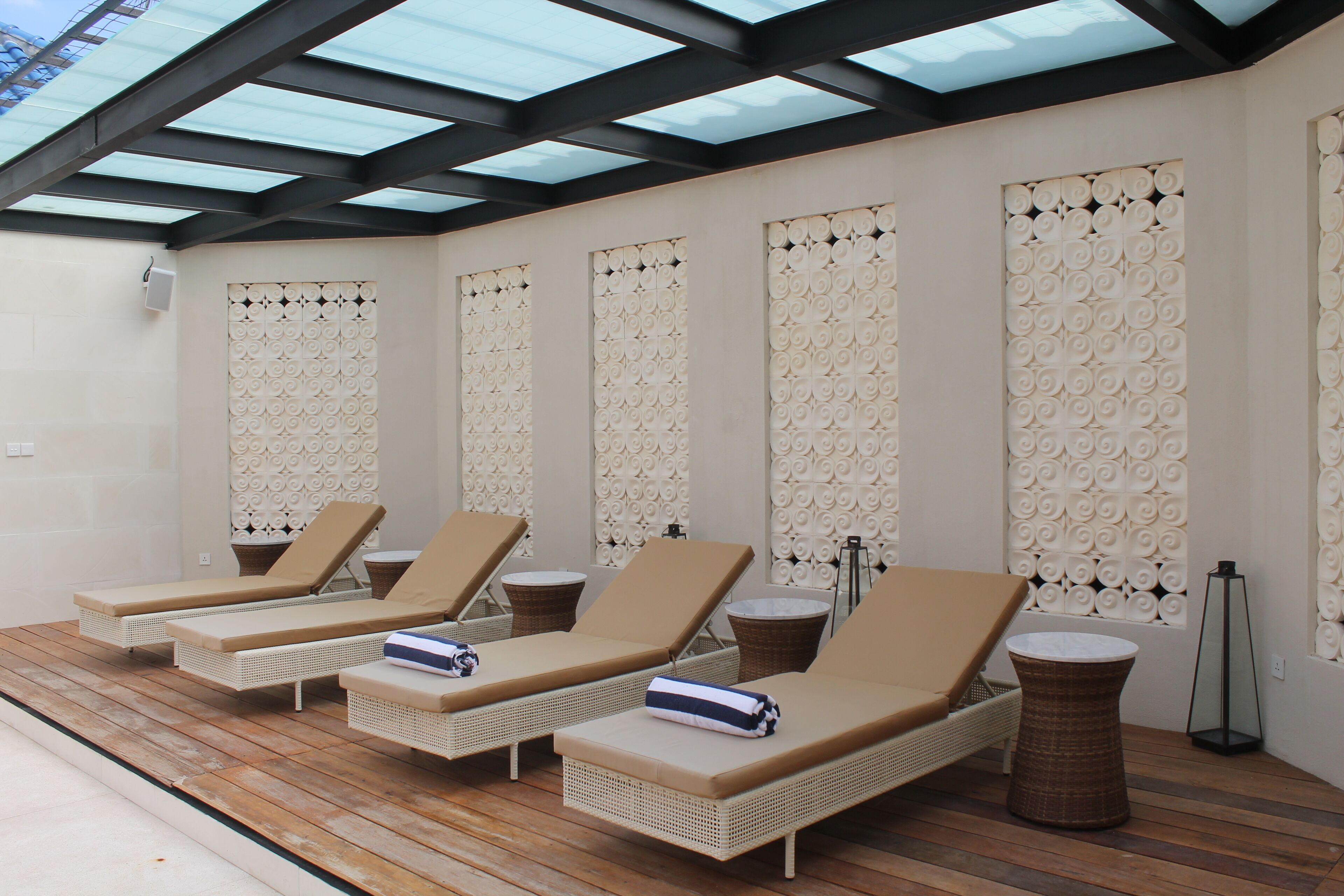 Couples treatment rooms, sauna, hot tub, steam room, body treatments