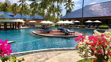 Piscine extérieure, parasols de plage, chaises longues