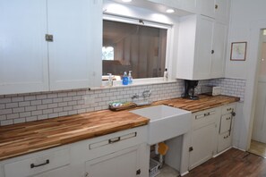 Private kitchen - Dupzyk Lake Front Is a great year round cabin with affordable nightly rates (Bass Lake)