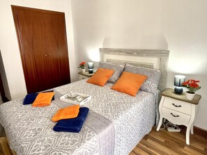 2 habitaciones, tabla de planchar con plancha y ropa de cama 