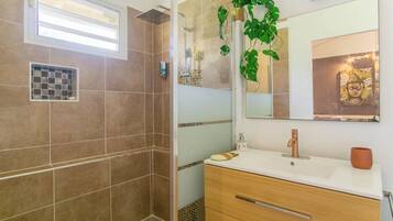 Hiustenkuivaaja, pyyhkeet, saippua, vessapaperi