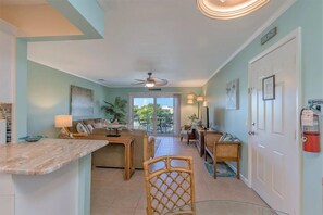 Téléviseur connecté, lecteur de DVD, livres, imprimante