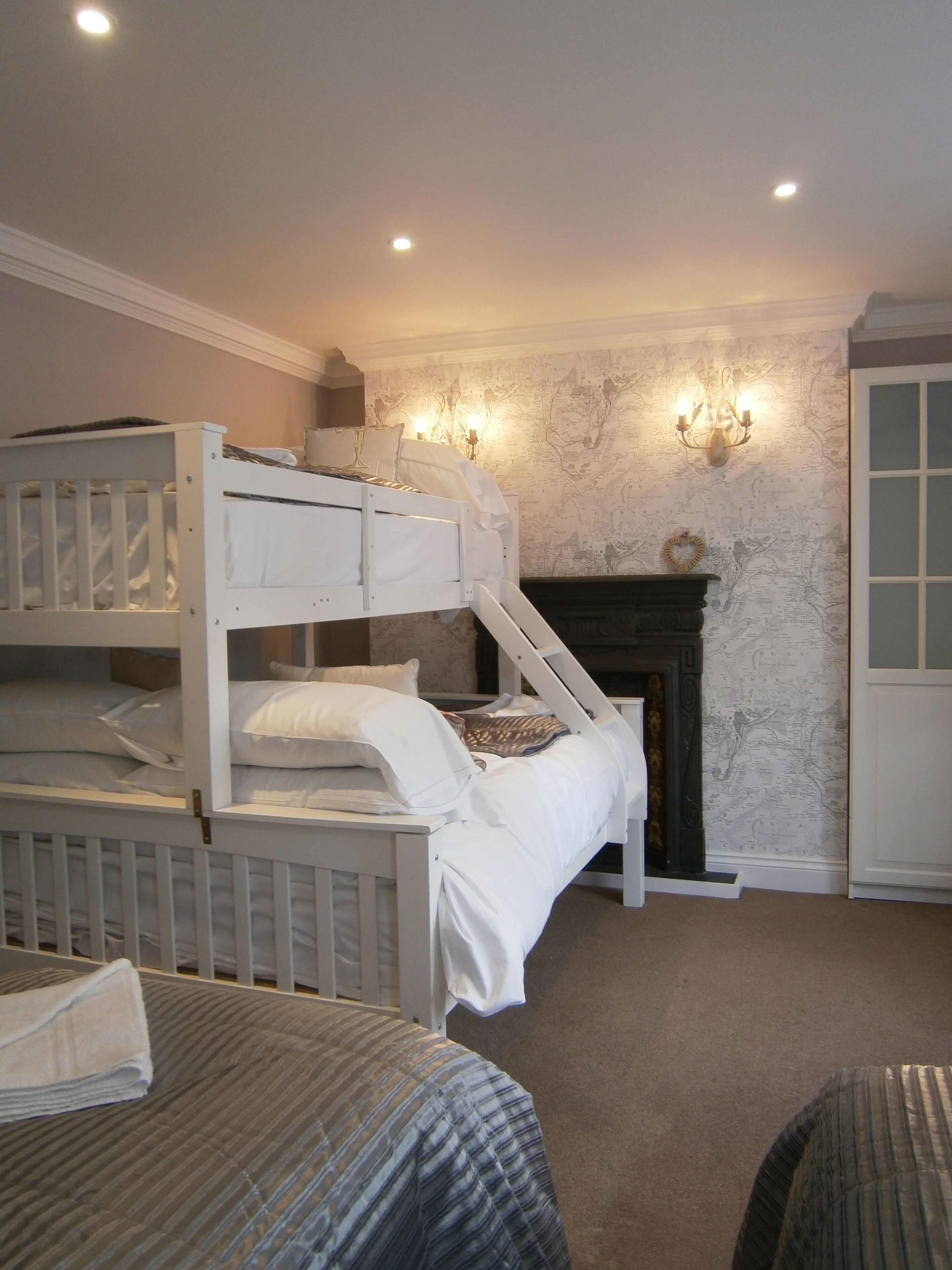 4 bedrooms, iron/ironing board, free WiFi, bed sheets