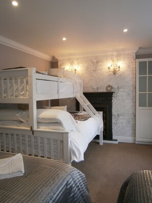 4 عدّة غرف نوم ومكواة/لوح كي وواي فاي مجانًا وملاءات أسرّة