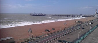 Sea Front views, 5 min seafront walk to Brighton Pier