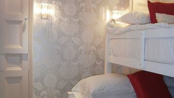 4 bedrooms, iron/ironing board, free WiFi, bed sheets