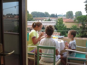Outdoor dining - Sundial House (Vicopisano)