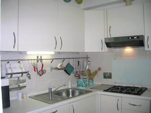 Réfrigérateur, micro-ondes, plaque de cuisson, lave-vaisselle