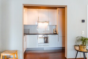 Refrigerador, parrilla de estufa, lavavajillas y cafetera y tetera 