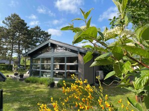 Property grounds - Lovely holiday home close to the beach and nature (Rødby)