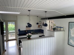 Fridge, microwave, oven, stovetop - Lovely holiday home close to the beach and nature (Rødby)