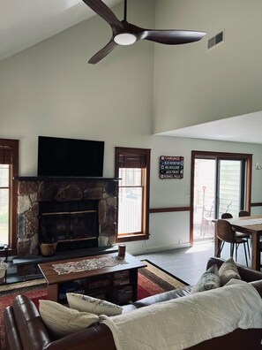 Smart TV - Beautiful Camelback Views, Mountain - New Renovated 3-Bed / 2-bath home (Tannersville)