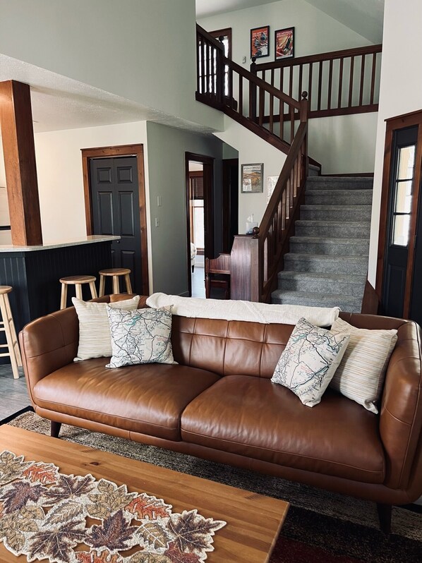 Smart TV - Beautiful Camelback Views, Mountain - Remodeled 3-Bed / 2-bath home (Tannersville)