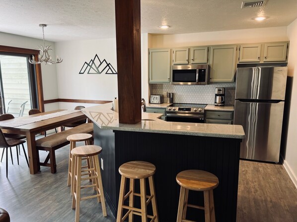 冷蔵庫、電子レンジ、オーブン、コンロ