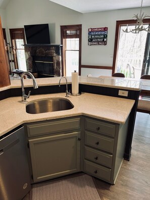 Fridge, microwave, oven, stovetop - Beautiful Camelback Views, Mountain - Remodeled 3-Bed / 2-bath home (Tannersville)