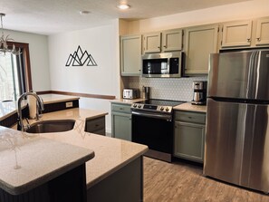 冷蔵庫、電子レンジ、オーブン、コンロ