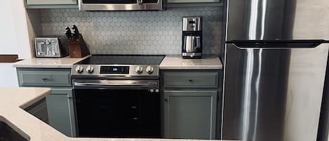Refrigerador, microondas, horno y parrilla de estufa