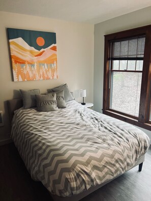 3 bedrooms, desk, iron/ironing board, travel crib - Beautiful Camelback Views, Mountain - New Renovated 3-Bed / 2-bath home (Tannersville)