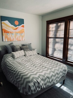 3 bedrooms, desk, iron/ironing board, travel crib - Beautiful Camelback Views, Mountain - New Renovated 3-Bed / 2-bath home (Tannersville)