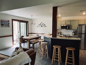 Fridge, microwave, oven, stovetop - Beautiful Camelback Views, Mountain - Remodeled 3-Bed / 2-bath home (Tannersville)