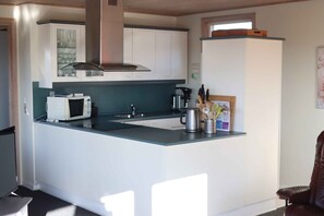 Fridge, oven, stovetop, coffee/tea maker