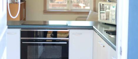 Køleskab, ovn, kogeplade, kaffe-/temaskine