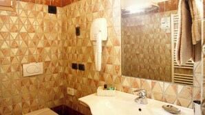 A bathroom with a toilet, sink, and towel rack. - STUDIO APARTMENT A FEW KM FROM THE BEACH OF CESENATICO (cesenatico)