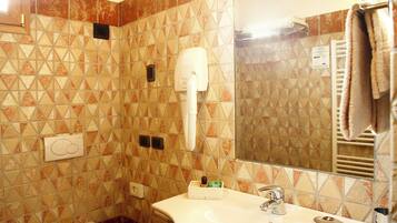 Douche, sĂšche-cheveux, bidet, serviettes fournies